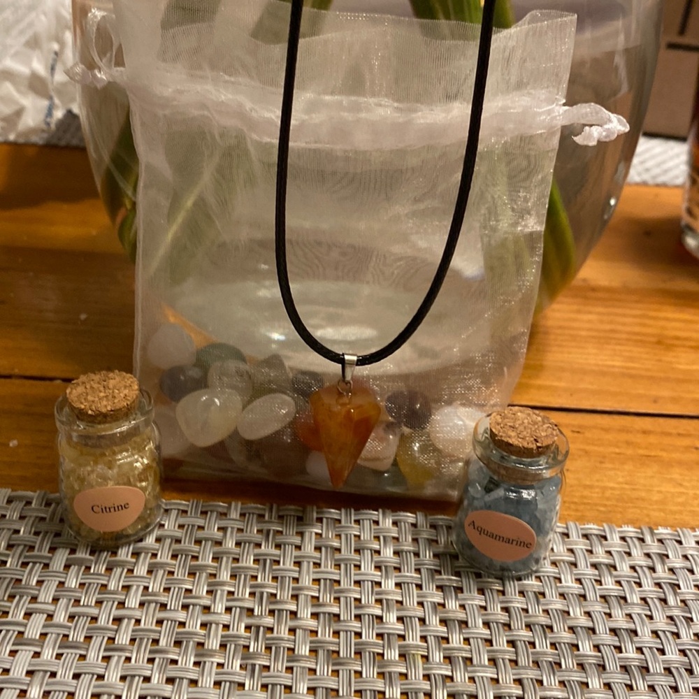 Pendulum necklace with crystals